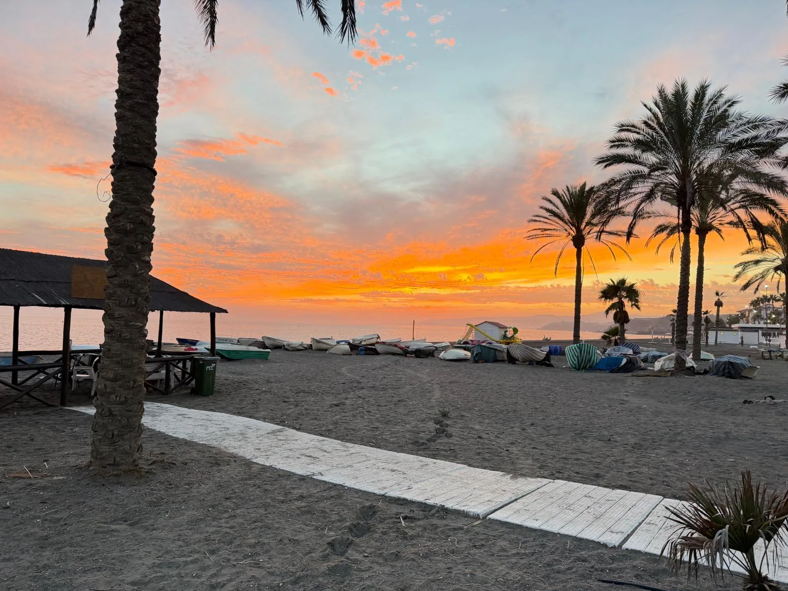 Amanecer entre palmeras en la playa de Torrox Costa, junto al apartamento