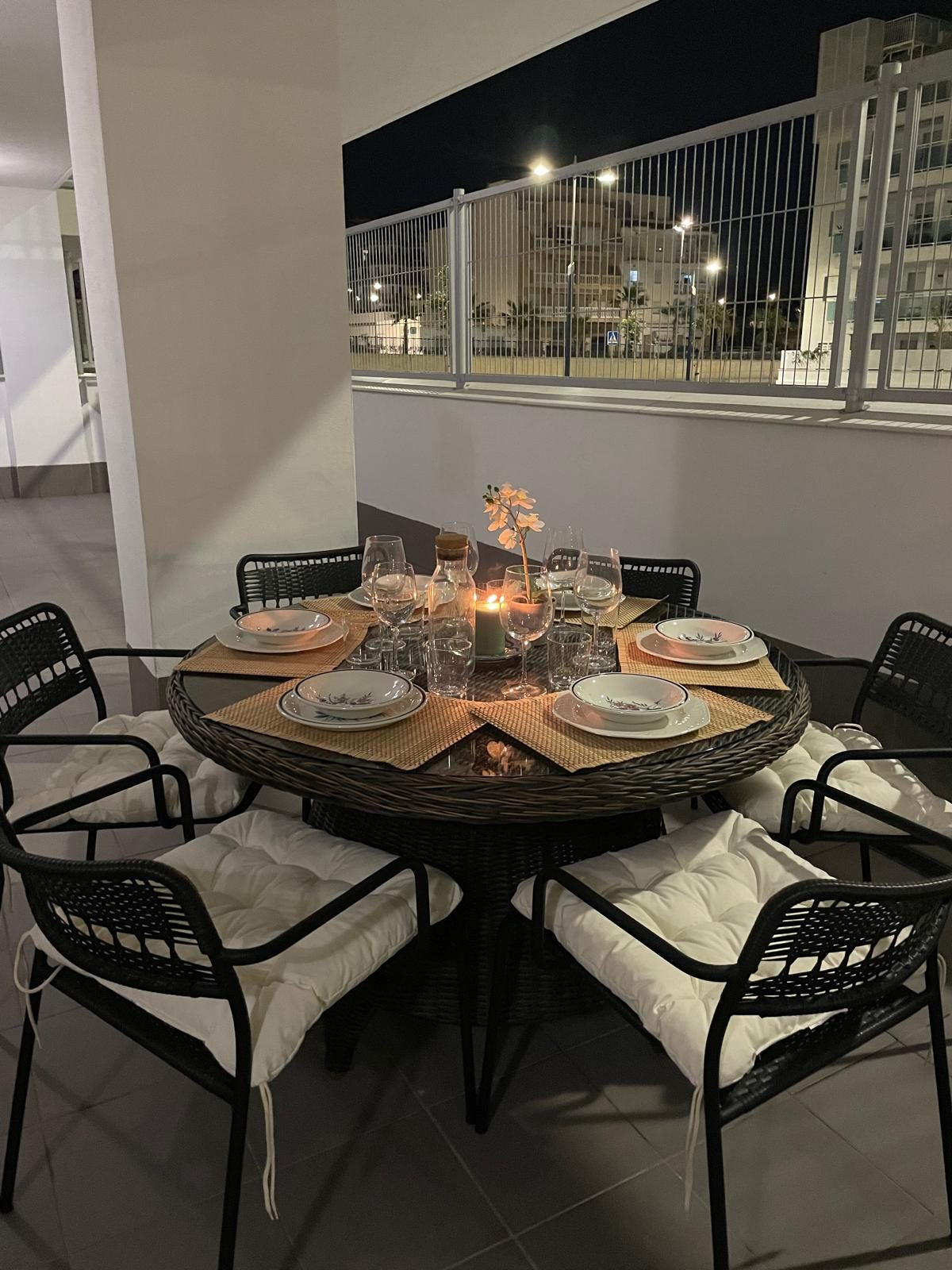 La mesa puesta al anochecer, apartamento Mar de Dunas en Torrox Costa