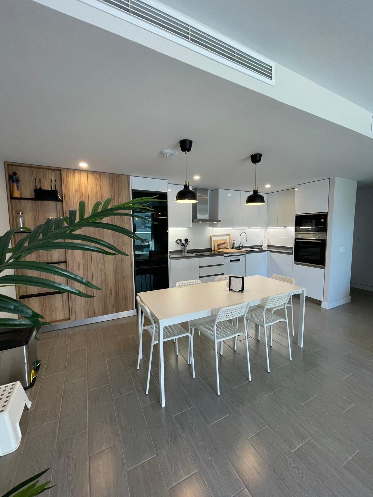 Cocina y mesa de comedor para seis, apartamento Mar de Dunas en Torrox Costa