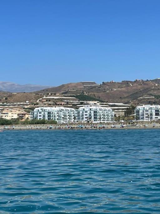 El edificio visto desde el mar, apartamento Mar de Dunas en Torrox Costa