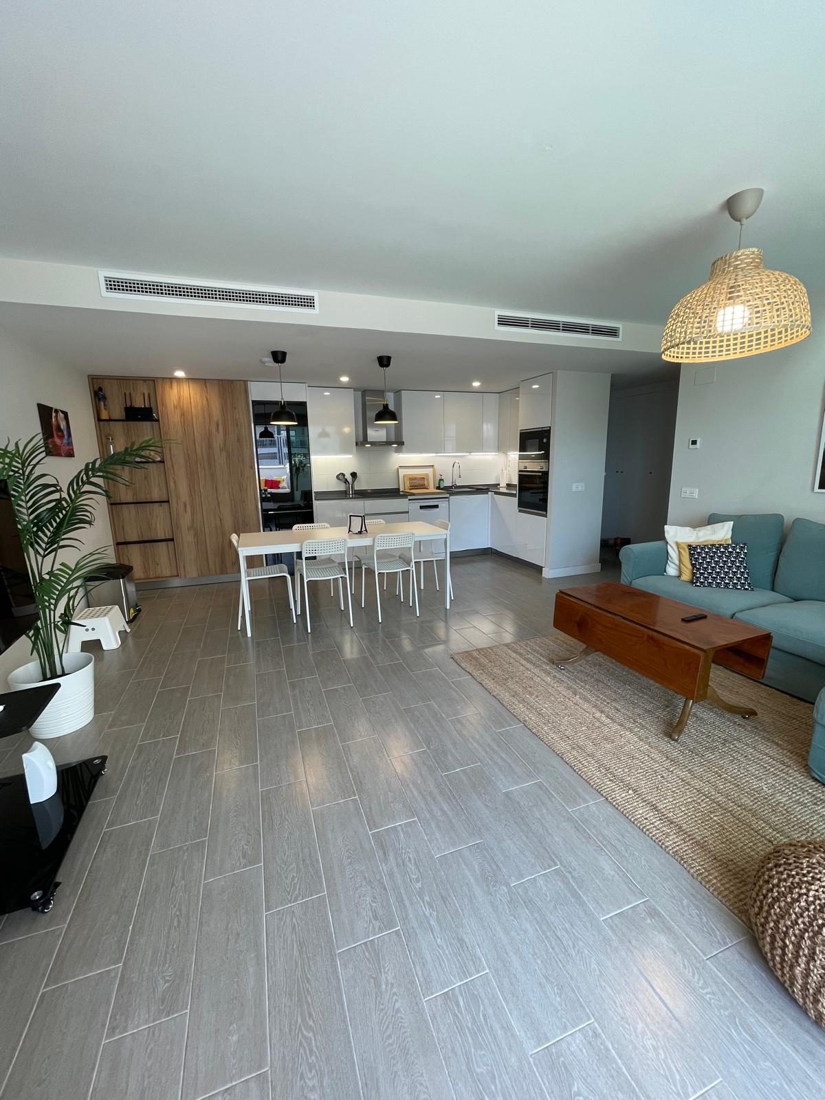 Salón, comedor y cocina abierta, apartamento Mar de Dunas en Torrox Costa