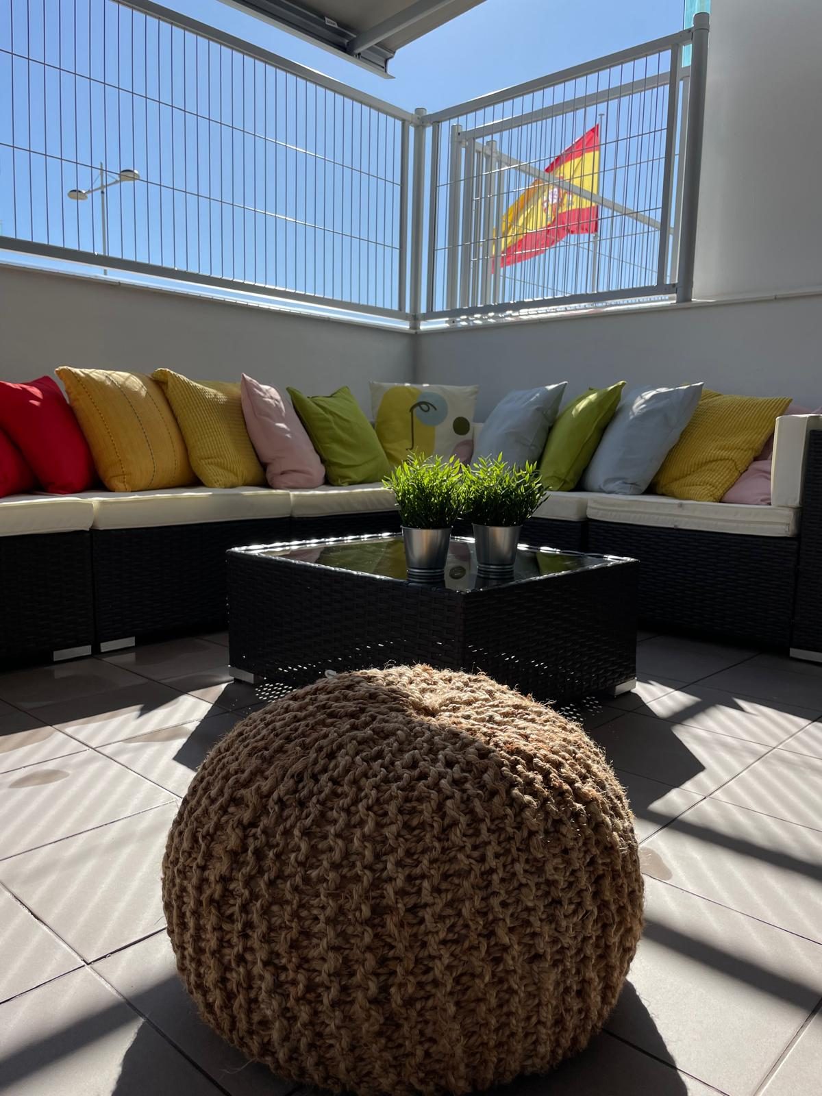 Rincón con cojines de colores, apartamento Mar de Dunas en Torrox Costa