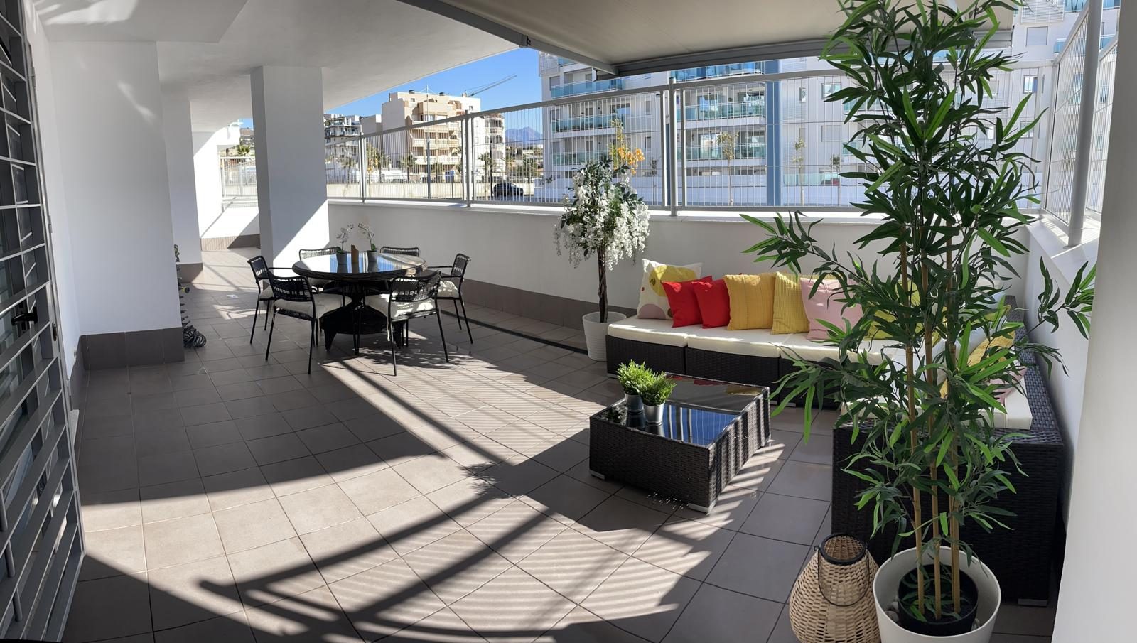 La terraza, con toldo y comedor exterior, apartamento Mar de Dunas en Torrox Costa