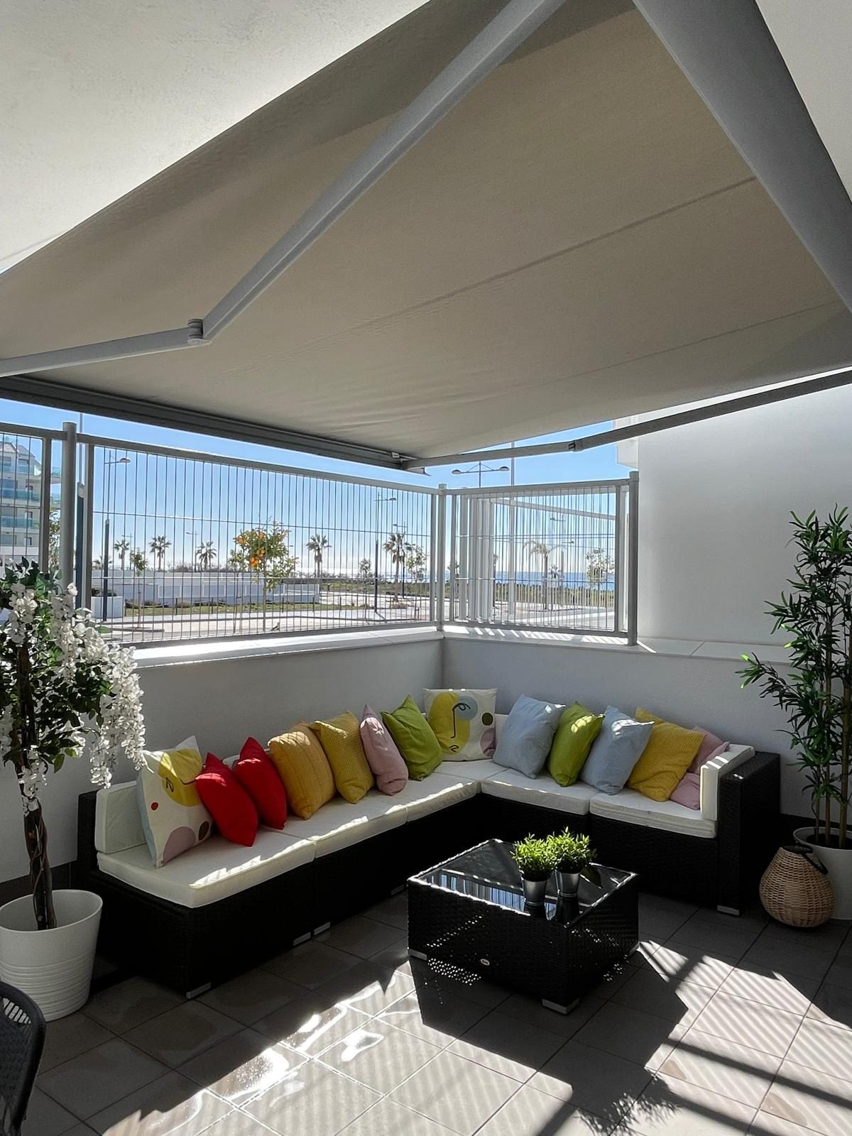 Sofá exterior a la sombra del toldo, apartamento Mar de Dunas en Torrox Costa