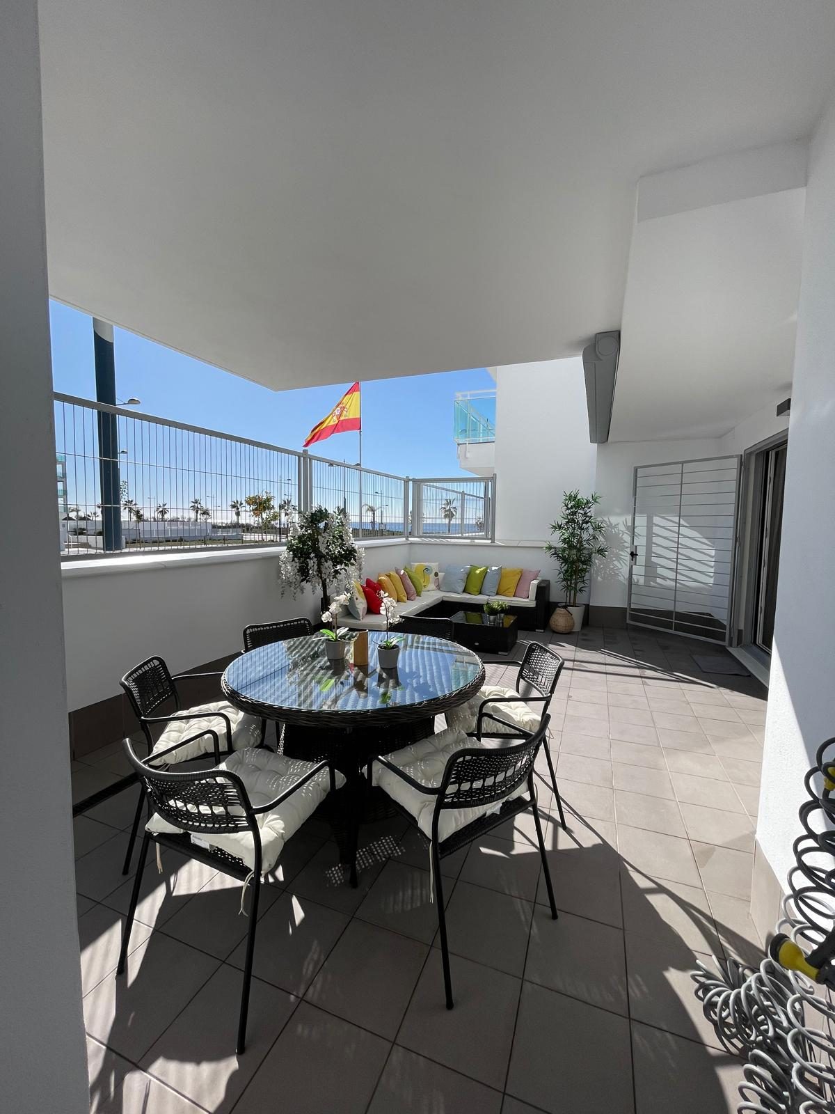 Toldo y mesa, apartamento Mar de Dunas en Torrox Costa