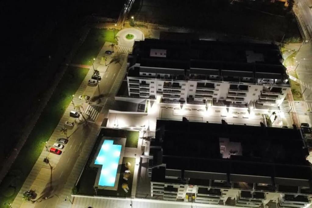 La urbanización de noche, apartamento Mar de Dunas en Torrox Costa