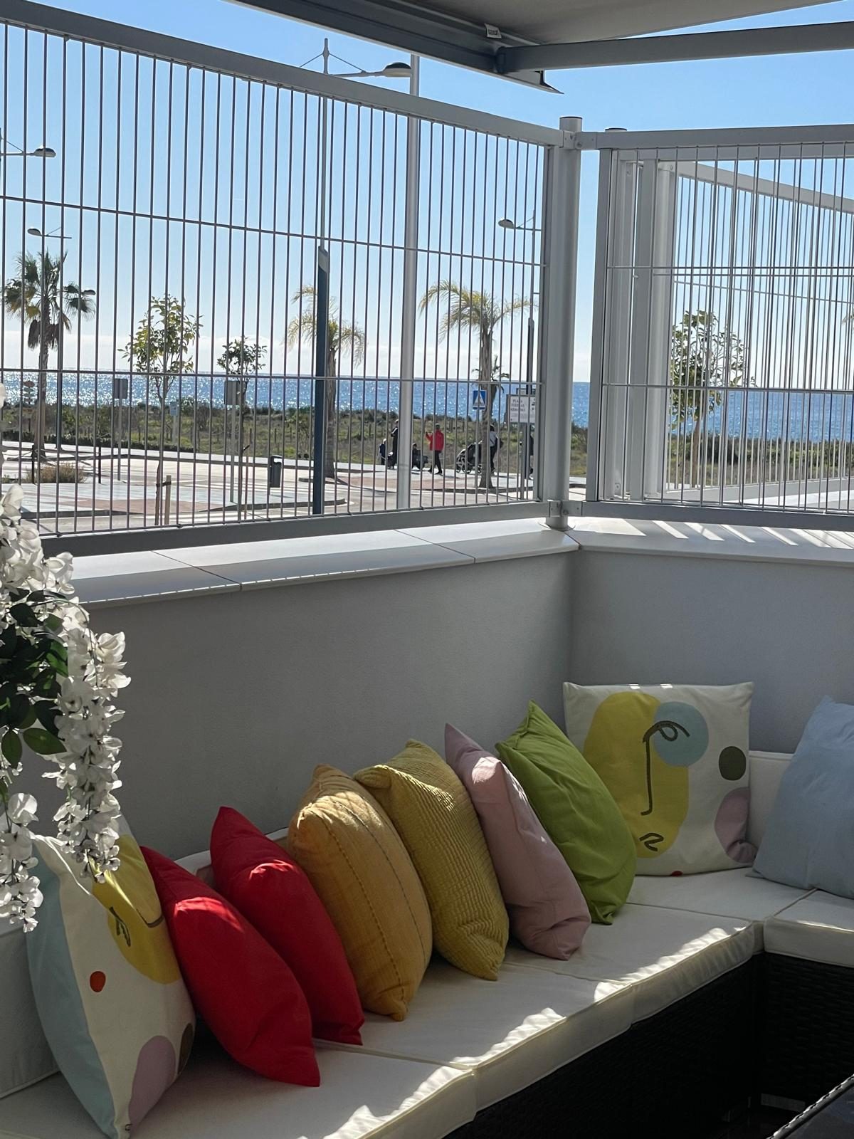 El mar y el paseo marítimo desde la terraza, apartamento Mar de Dunas en Torrox Costa
