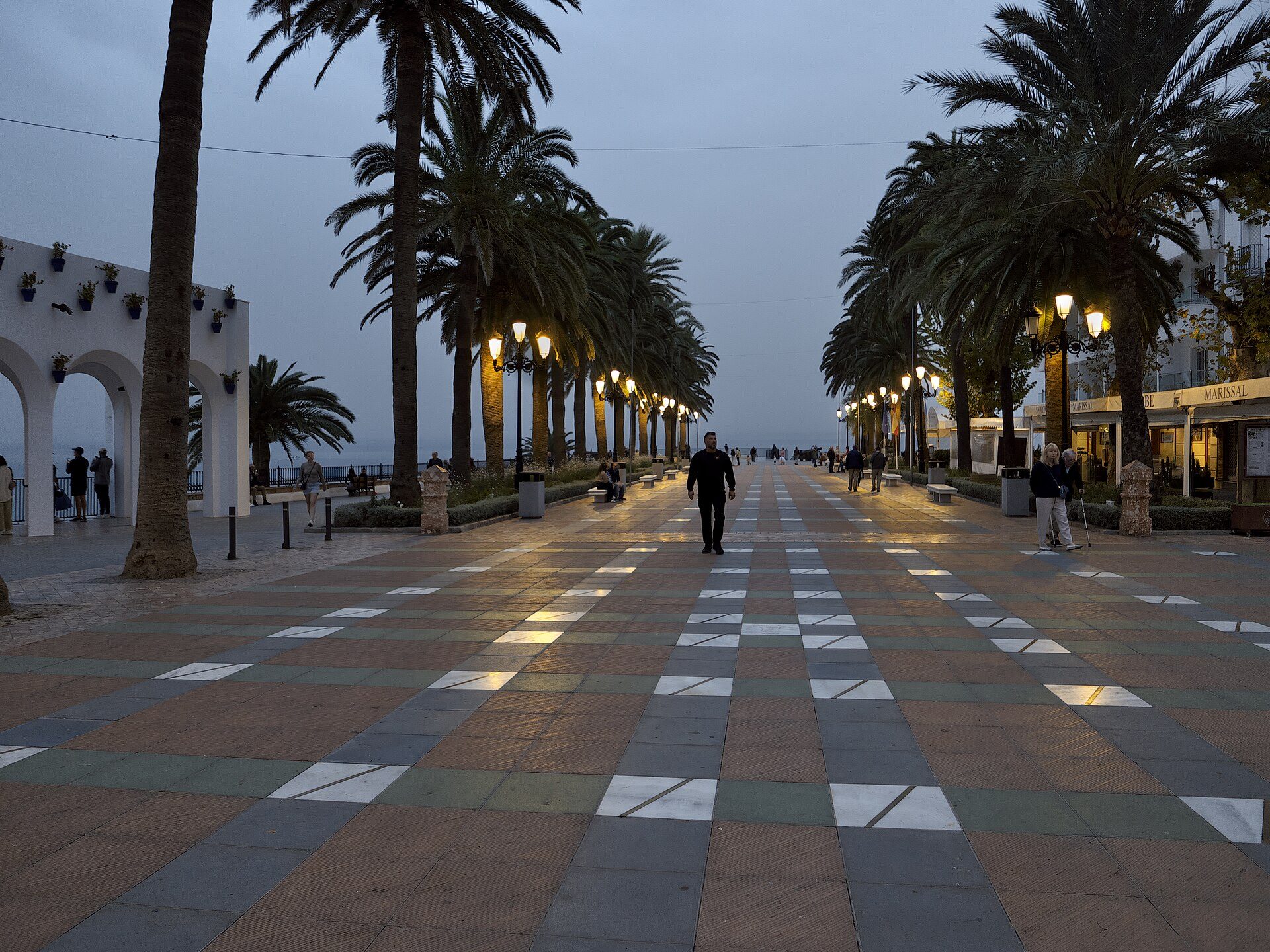 Paseo con palmeras del Balcón de Europa, en Nerja